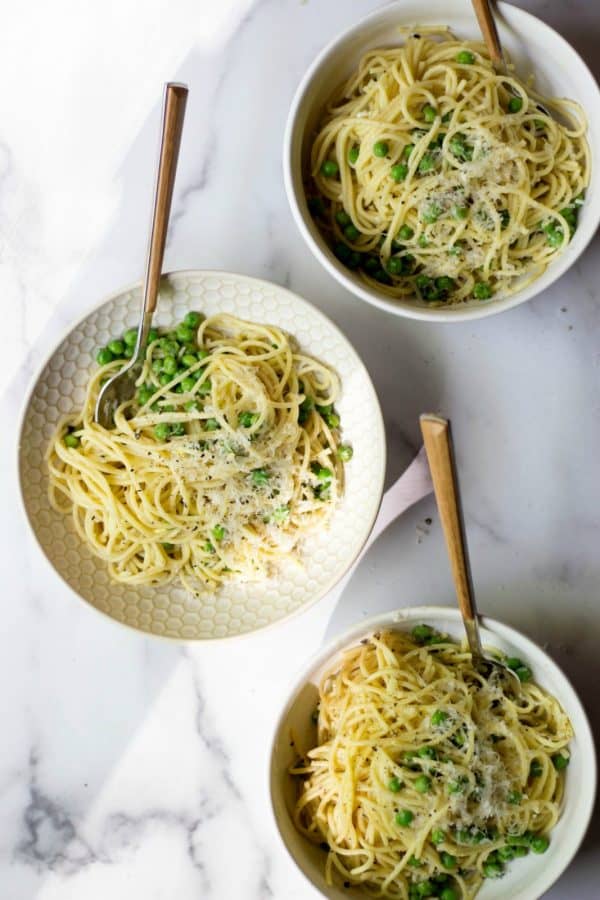 Simple Spaghetti with Peas, Garlic and Parmesan (with video!) - The ...