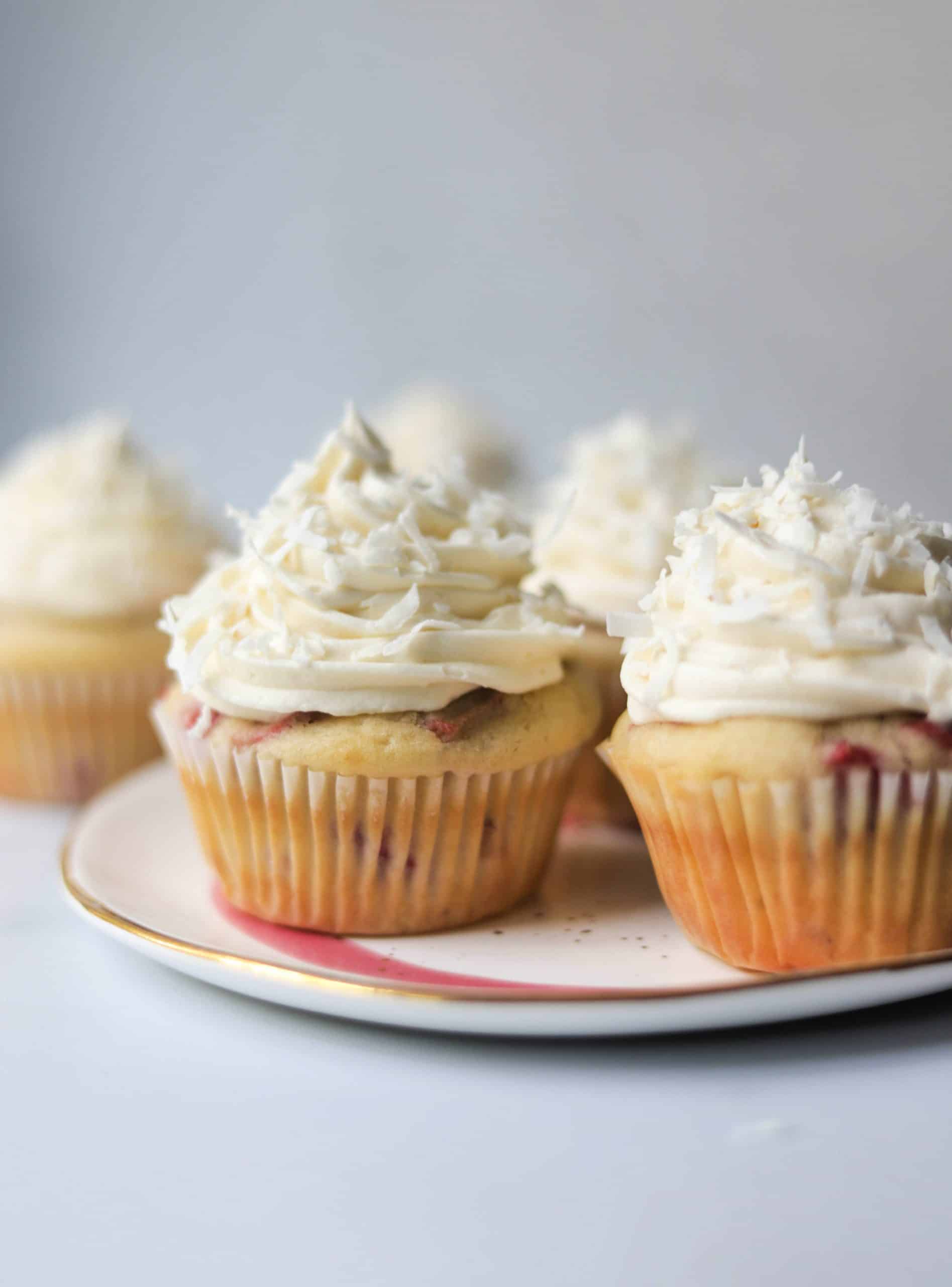 raspberri cupcakes: Polka Dot Icing Cake with Strawberry & Rhubarb